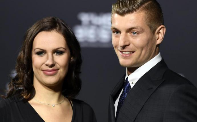 Toni Kroos erscheint mit Partnerin Jessica Farber zur Gala. Foto: Walter Bieri