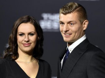 Toni Kroos erscheint mit Partnerin Jessica Farber zur Gala. Foto: Walter Bieri Toni Kroos erscheint mit Partnerin Jessica Farber zur Gala. Foto: Walter Bieri