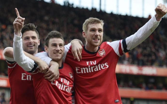 Der FC Arsenal hat mit Laurent Koscielny (M) und Olivier Giroud verlängert, die Situation von Per Mertesacker (r) ist noch offen. Foto: Facundo Arrizabalaga