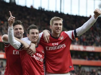 Der FC Arsenal hat mit Laurent Koscielny (M) und Olivier Giroud verlängert, die Situation von Per Mertesacker (r) ist noch offen. Foto: Facundo Arrizabalaga Der FC Arsenal hat mit Laurent Koscielny (M) und Olivier Giroud verlängert, die Situation von Per Mertesacker (r) ist noch offen. Foto: Facundo Arrizabalaga