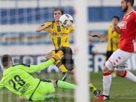Dortmunds Christian Pulisic (M) erzielt gegen Lüttichs Torwart Guillaume Hubert (l) das Tor zum 1:0. Foto: Guido Kirchner
<br>dpa-infocom GmbH