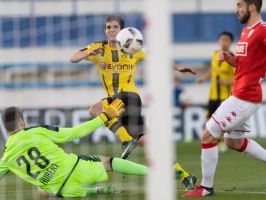 Dortmunds Christian Pulisic (M) erzielt gegen Lüttichs Torwart Guillaume Hubert (l) das Tor zum 1:0. Foto: Guido Kirchner
<br>dpa-infocom GmbH Dortmunds Christian Pulisic (M) erzielt gegen Lüttichs Torwart Guillaume Hubert (l) das Tor zum 1:0. Foto: Guido Kirchner
<br>dpa-infocom GmbH