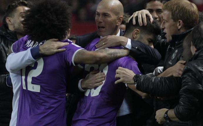 Real-Trainer Zinedine Zidane jubelt mit seinen Spielern. Foto: Angel Fernandez
<br>dpa-infocom GmbH
