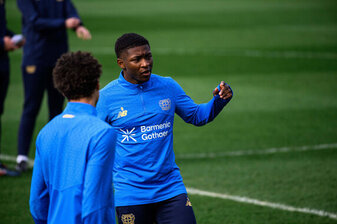 Foto: Mensah unterschreibt langfristig: B04-Profivertrag für „echtes Eigengewächs“