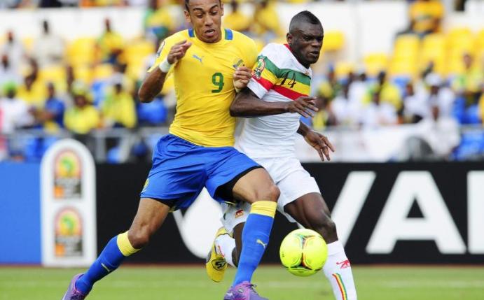 Pierre-Emerick Aubameyang (l) Hoffnungsträger von Gastgeberland Gabun beim Afrika Cup. Foto: Stringer
<br>dpa-infocom GmbH