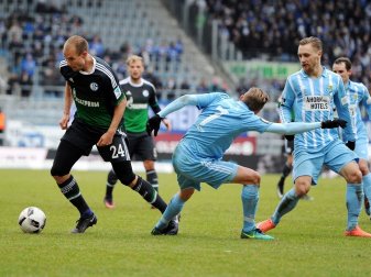 Schalke unterliegt beim Badstuber-Debüt in Chemnitz (Quelle: FIRO/SID) Schalke unterliegt beim Badstuber-Debüt in Chemnitz (Quelle: FIRO/SID)