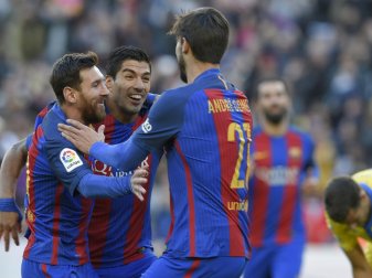 Suarez (Mitte) trifft bei Barcas 5:0-Sieg doppelt (Quelle: SID)