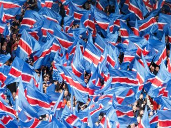 Rangers-Fans schwingen Vereins-Fahnen. Auch in Leipzig werden «eine Menge» schottische Fans dabei sein. Foto: Robert Perry/Archiv
<br>dpa-infocom GmbH