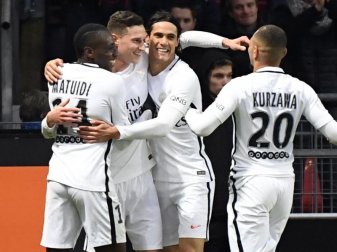 Julian Draxler (2.v.l.) wird nach seinem Treffer zum 1:0 von seinen neuen Pariser Teamkameraden gefeiert. Foto: Damien Meyer