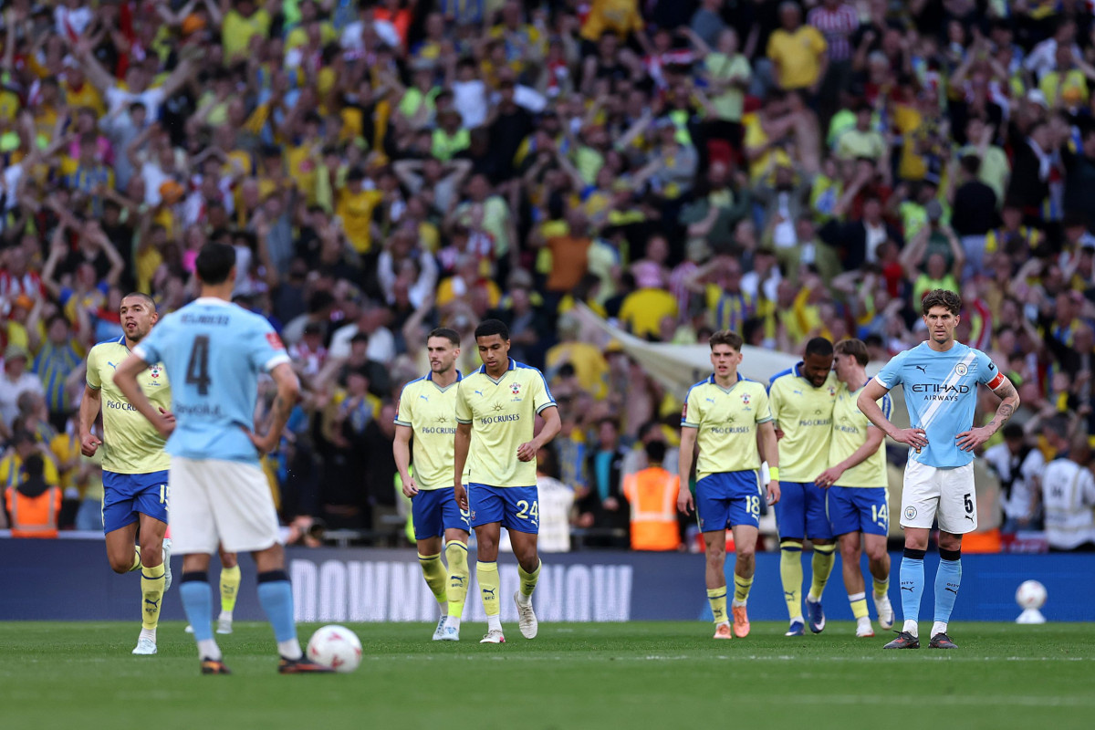 Parallel Stands Raya von Arsenal stand kurz vor Wechsel in die Bundesliga - Fussballdaten