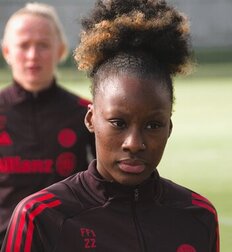Magou Doucouré ist nach dem Spiel der HSV-Frauen kolabiert. (Foto von Andreas Schikora) Magou Doucouré ist nach dem Spiel der HSV-Frauen kolabiert. (Foto von Andreas Schikora)