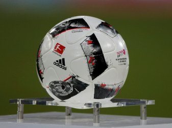 Der aktuelle Spielball der Bundesliga heißt "Torfabrik" (Quelle: PIXATHLON/SID-IMAGES)
<br>© 2017 SID Der aktuelle Spielball der Bundesliga heißt "Torfabrik" (Quelle: PIXATHLON/SID-IMAGES)
<br>© 2017 SID
