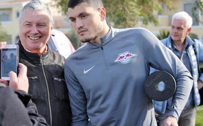 Kyriakos Papadopoulos posiert mit Fans im Trainingslager des RB Leipzig. Foto: Jan Woitas
<br>dpa-infocom GmbH