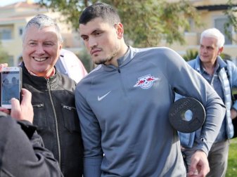 Kyriakos Papadopoulos posiert mit Fans im Trainingslager des RB Leipzig. Foto: Jan Woitas
<br>dpa-infocom GmbH Kyriakos Papadopoulos posiert mit Fans im Trainingslager des RB Leipzig. Foto: Jan Woitas
<br>dpa-infocom GmbH