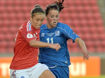 Sara Björk Gunnarsdottir (r, im Dress der isländischen Nationalmannschaft) verlängert in Wolfsburg. Foto: Carmen Jaspersen/Archiv Sara Björk Gunnarsdottir (r, im Dress der isländischen Nationalmannschaft) verlängert in Wolfsburg. Foto: Carmen Jaspersen/Archiv