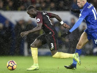 Bacary Sagna (l) von Manchester City muss nach einer Schiedsrichter-Kritik auf Instagram eine Geldstrafe zahlen. Foto: Hannah Mckay Bacary Sagna (l) von Manchester City muss nach einer Schiedsrichter-Kritik auf Instagram eine Geldstrafe zahlen. Foto: Hannah Mckay