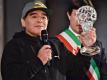 Die argentinische Fußballlegende Diego Maradona zeigt in Florenz seine Auszeichnung, die er im Zuge der Aufnahme in die Ruhmeshalle des italienischen Fu0balls erhalten hat. Foto: Maurizio Degl'innocenti