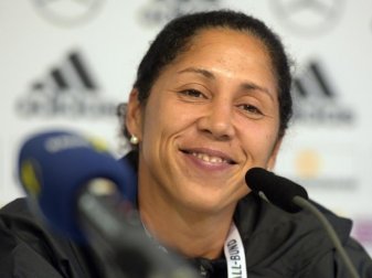 Steffi Jones geht mit den DFB-Frauen in die Vorbereitung für die EM in den Niederlanden. Foto: Stefan Puchner Steffi Jones geht mit den DFB-Frauen in die Vorbereitung für die EM in den Niederlanden. Foto: Stefan Puchner