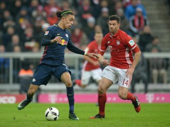 Xabi Alonso (r) und Yussuf Poulsen kämpfen beim Bundesligaspiel Bayern München gegen RB Leipzig um den Ball. Foto: Andreas Gebert Xabi Alonso (r) und Yussuf Poulsen kämpfen beim Bundesligaspiel Bayern München gegen RB Leipzig um den Ball. Foto: Andreas Gebert