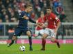 Xabi Alonso (r) und Yussuf Poulsen kämpfen beim Bundesligaspiel Bayern München gegen RB Leipzig um den Ball. Foto: Andreas Gebert