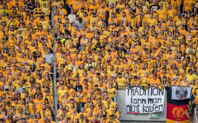 Der Dresdner Block beim DFB-Pokalspiel SG Dynamo Dresden gegen RB Leipzig am 20. August 2016. Foto: Thomas Eisenhuth