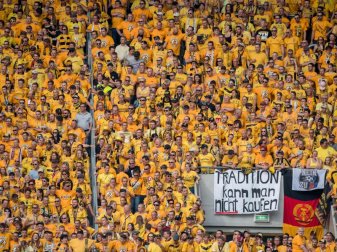 Der Dresdner Block beim DFB-Pokalspiel SG Dynamo Dresden gegen RB Leipzig am 20. August 2016. Foto: Thomas Eisenhuth Der Dresdner Block beim DFB-Pokalspiel SG Dynamo Dresden gegen RB Leipzig am 20. August 2016. Foto: Thomas Eisenhuth