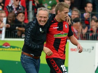 Freiburgs Stürmer Nils Petersen hält große Stücke auf seinen Trainer Christian Streich. Foto: Patrick Seeger