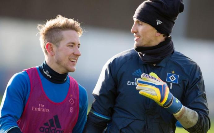 Lewis Holtby (l) und Torwart René Adler hoffen auf einen guten Start für den HSV nach der Winterpause. Foto: Daniel Reinhardt