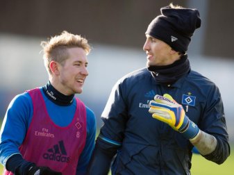 Lewis Holtby (l) und Torwart René Adler hoffen auf einen guten Start für den HSV nach der Winterpause. Foto: Daniel Reinhardt Lewis Holtby (l) und Torwart René Adler hoffen auf einen guten Start für den HSV nach der Winterpause. Foto: Daniel Reinhardt