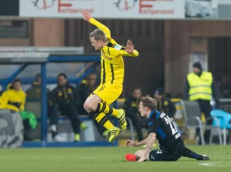 Sven Bender (l) wird im Testspiel gegen den SC Paderborn von Sven Michel gefoult und muss ausgewechselt werden. Foto: Guido Kirchner Sven Bender (l) wird im Testspiel gegen den SC Paderborn von Sven Michel gefoult und muss ausgewechselt werden. Foto: Guido Kirchner
