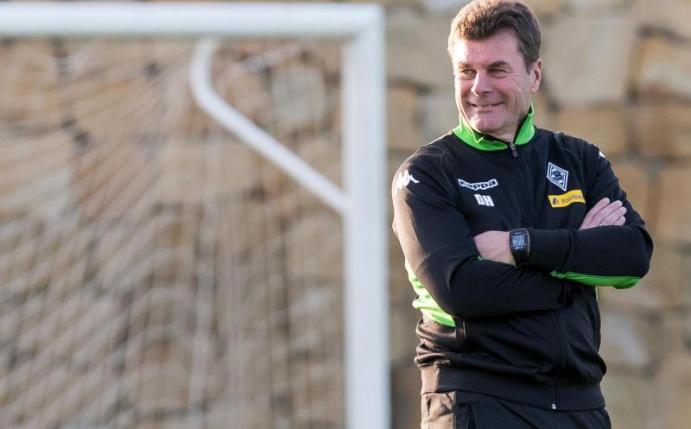 Gladbachs Cheftrainer Dieter Hecking muss gleich auf sieben Positionen Ausfälle kompensieren. Foto: Guido Kirchner