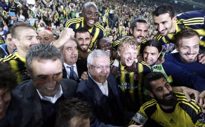 Fenerbahce-Präsident Aziz Yildirim (M, mit Brille) ist bis zum Saisonende gesperrt und mit einer Geldstrafe bestraft worden. Foto: Sedat Suna/Archiv