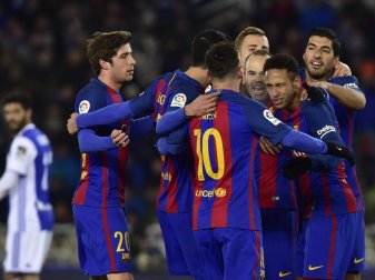 Neymar (2.v.r) wird nach seinem Elfmeter-Tor von seinen Mannschaftskameraden gefeiert. Foto: Alvaro Barrientos Neymar (2.v.r) wird nach seinem Elfmeter-Tor von seinen Mannschaftskameraden gefeiert. Foto: Alvaro Barrientos