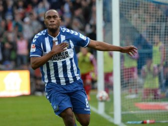 Reinhold Yabo, damals noch im Trikot des Karlsruher SC, wechselt auf Leihbasis von RB Salzburg nach Bielefeld. Foto: Marijan Murat/Archiv Reinhold Yabo, damals noch im Trikot des Karlsruher SC, wechselt auf Leihbasis von RB Salzburg nach Bielefeld. Foto: Marijan Murat/Archiv
