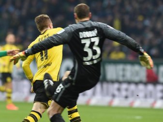 Nach diesem Tritt gegen BVB-Spieler Marco Reus (l) sieht Fußball Bremens Torwart Jaroslav Drobny die Rote Karte. Foto: Carmen Jaspersen Nach diesem Tritt gegen BVB-Spieler Marco Reus (l) sieht Fußball Bremens Torwart Jaroslav Drobny die Rote Karte. Foto: Carmen Jaspersen