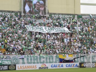 Fans des AF Chapecoense verfolgen das Freundschaftsspiel ihres Clubs gegen Palmeiras in der Arena Condá in Chapecó. Foto: Antonio Cicero Fans des AF Chapecoense verfolgen das Freundschaftsspiel ihres Clubs gegen Palmeiras in der Arena Condá in Chapecó. Foto: Antonio Cicero