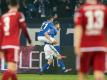 Schalkes Guido Burgstaller jubelt mit Alessandro Schöpf (21) über seinen Treffer zum 1:0-Endstand. Foto: Bernd Thissen