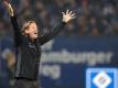 Hamburgs Trainer Markus Gisdol regt sich über das unnötige Foul von Albin Ekdal auf, dem der Platzverweis folgte. Foto: Axel Heimken