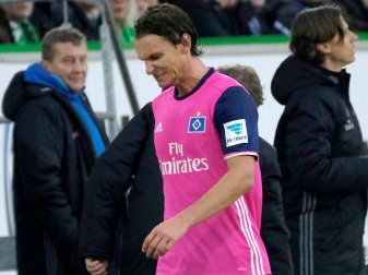 Hamburgs Albin Ekdal geht nach seiner roten Karte in die Kabine. Foto: Peter Steffen Hamburgs Albin Ekdal geht nach seiner roten Karte in die Kabine. Foto: Peter Steffen