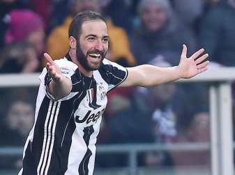 Gonzalo Higuain erzielte gegen Lazio bereits sein 14. Saisontor. Foto: Alessandro Di Marco Gonzalo Higuain erzielte gegen Lazio bereits sein 14. Saisontor. Foto: Alessandro Di Marco