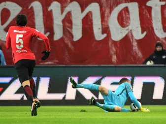 Handspiel vorm Strafraum: Nach dieser Szene musste Eintracht-Torhüter Lukas Hradecky mit einer roten Karte vom Platz. Foto: Hendrik Schmidt Handspiel vorm Strafraum: Nach dieser Szene musste Eintracht-Torhüter Lukas Hradecky mit einer roten Karte vom Platz. Foto: Hendrik Schmidt