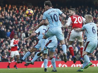 Mustafi köpft Arsenal nach Özil-Ecke in Führung Mustafi köpft Arsenal nach Özil-Ecke in Führung