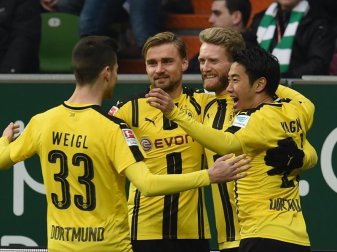Andre Schürrle (2.v.r.) wird von den Teamkameraden für seinen Treffer zum 1:0 für Dortmund gefeiert. Foto: Carmen Jaspersen Andre Schürrle (2.v.r.) wird von den Teamkameraden für seinen Treffer zum 1:0 für Dortmund gefeiert. Foto: Carmen Jaspersen