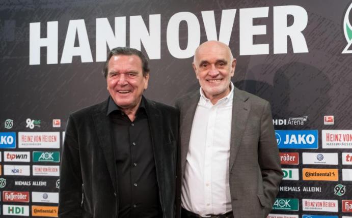 Gerhard Schröder (l) und 96-Präsident Martin Kind wollen Hannover 96 wieder nach oben bringen. Foto: Peter Steffen