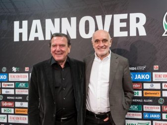 Gerhard Schröder (l) und 96-Präsident Martin Kind wollen Hannover 96 wieder nach oben bringen. Foto: Peter Steffen Gerhard Schröder (l) und 96-Präsident Martin Kind wollen Hannover 96 wieder nach oben bringen. Foto: Peter Steffen