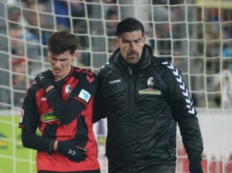 Nach einem Sturz auf die Schulter wird der verletzte Pascal Stenzel (l) von Mannschaftsarzt Thorsten Hammer vom Platz geführt. Foto: Patrick Seeger Nach einem Sturz auf die Schulter wird der verletzte Pascal Stenzel (l) von Mannschaftsarzt Thorsten Hammer vom Platz geführt. Foto: Patrick Seeger