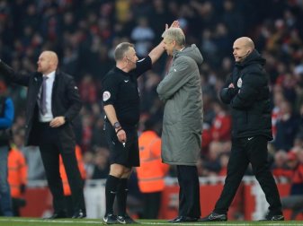 Arsenal-Trainer Arsene Wenger (M/r) wird im Spiel gegen den FC Bunley vom Schiedsrichter auf die Tribüne geschickt. Foto: Mike Egerton Arsenal-Trainer Arsene Wenger (M/r) wird im Spiel gegen den FC Bunley vom Schiedsrichter auf die Tribüne geschickt. Foto: Mike Egerton