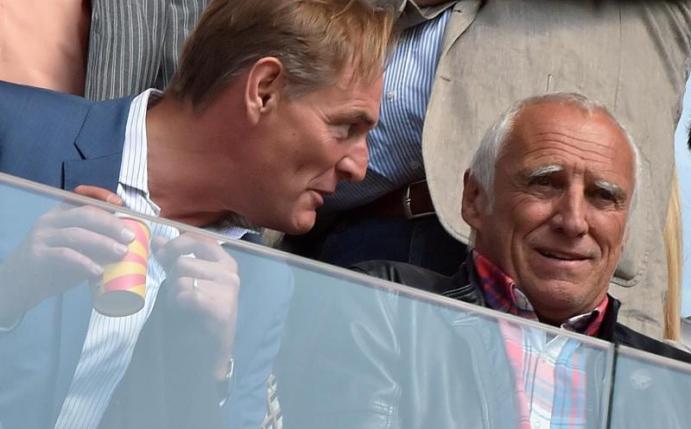 Leipzigs Oberbürgermeister Burkhard Jung und Red-Bull-Chef Dietrich Mateschitz bei einem Spiel auf der Tribüne. Foto: Hendrik Schmidt