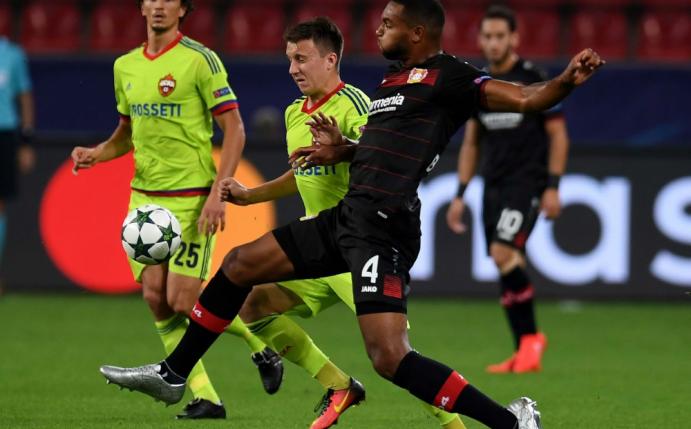 Jonathan Tah (r.) will in der DFB-Elf Fuß fassen
