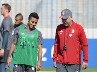Thiago Alcantara (l) im Gespräch mit Trainer Carlo Ancelotti. Foto: Andreas Gebert Thiago Alcantara (l) im Gespräch mit Trainer Carlo Ancelotti. Foto: Andreas Gebert